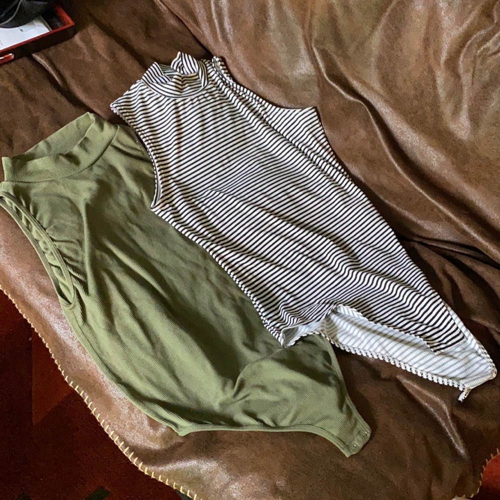 *LOT* 2 ribbed mock-neck sleeveless body suits